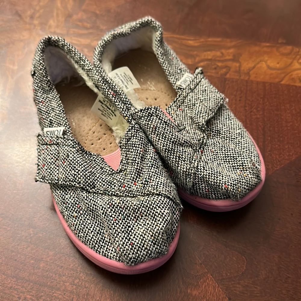 Toms toddler flat shoes size 9